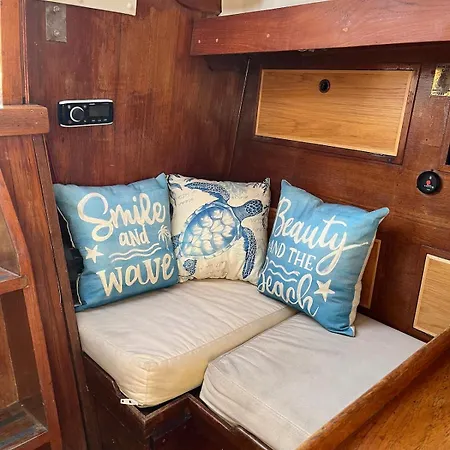 Botel Maple'S Boat *