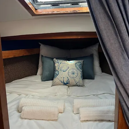 Botel Maple'S Boat *