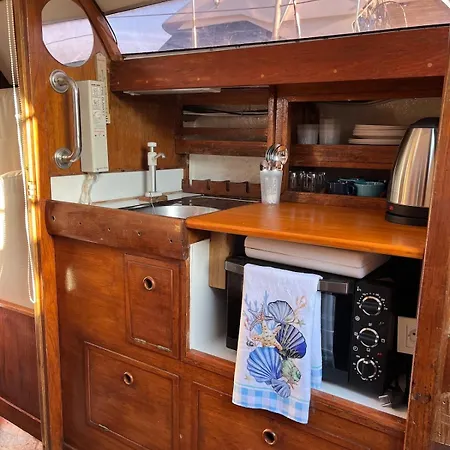 Maple'S Boat Botel