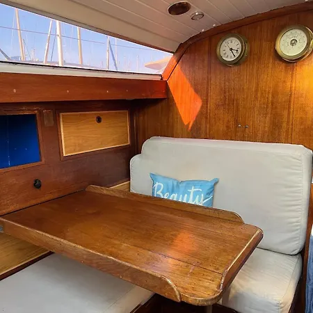 Botel Maple'S Boat *